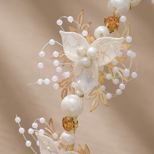 Accessoire cheveux fait main avec perles blanches et feuilles dorées pour mariages chic