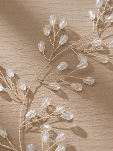 Vue détaillée de la vigne à cheveux mariée en fil doré faite main avec perles de cristal