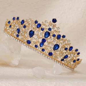 Couronne de mariée baroque dorée avec pierres de goutte bleues et cristaux blancs