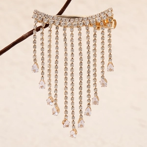 Vue détaillée de la pince à cheveux à franges de strass et cristaux en forme de goutte