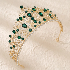 Couronne de mariée baroque dorée ornée de cristaux vert émeraude et de strass scintillants