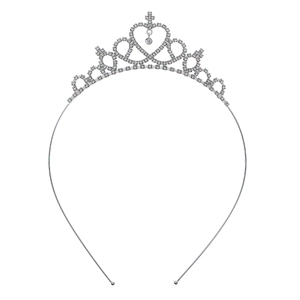 Detalle de la corona de diamantes de imitación plateada con patrones de corazón y cruz