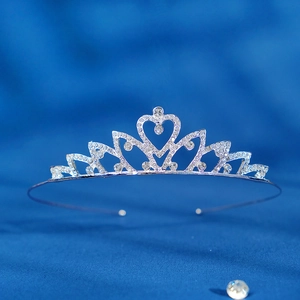Primer plano detallado de la tiara de aleación plateada con pedrería y forma de corazón