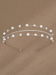 Detailansicht des eleganten dreilagigen silbernen Haarreifs mit Perlen und Strass