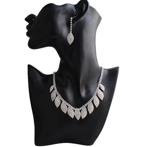 Parure de bijoux de mariée avec collier en cristal et boucles d'oreilles en forme de feuille