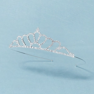 Vista detallada de la corona de cristal plateada con diseño de corazón y diamantes imitación