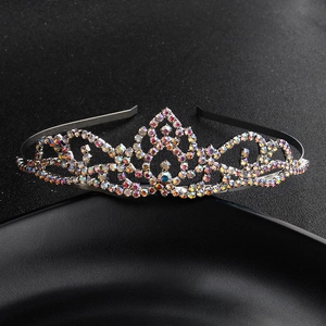 Detalle macro de la tiara de aleación plateada con diamantes AB multicolores para niñas