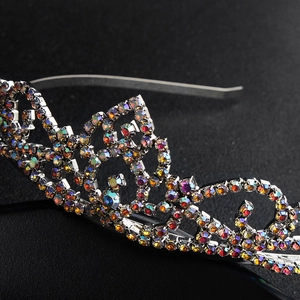 Primer plano de una diadema de corona para niña con diamantes de imitación de colores