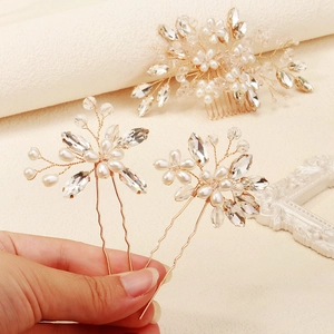 Detail van handgemaakte bruidshaarkam set met witte parels en fonkelende strassteentjes