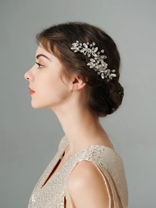 Détail d'un peigne de mariée avec cristaux marquise et fils d'argent artisanaux