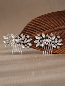 Détail des peignes à cheveux de mariée argentés avec strass marquise et ronds