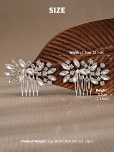 Détail de peignes de mariée argentés avec strass étincelants et motif floral en cristal