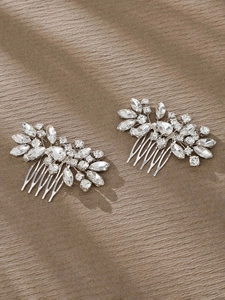 Vue détaillée d'un lot de peignes à cheveux de mariée argentés sertis de strass brillants