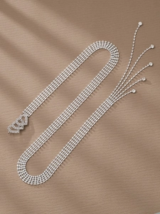 Détail de chaîne de taille à quatre rangs de strass avec boucle cœur et franges