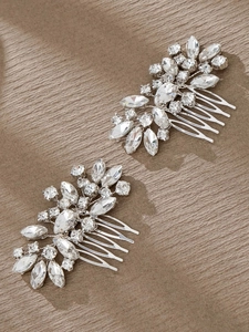 Vue détaillée de peignes à cheveux de mariée argentés avec motifs de feuilles en cristal