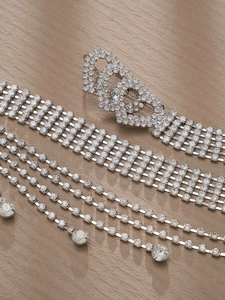 Détails de la ceinture multicouche en strass brillants avec franges en forme de cœur