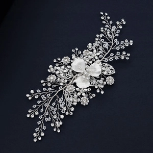 Primer plano de tocado de novia plateado hecho a mano con flores blancas y cristales