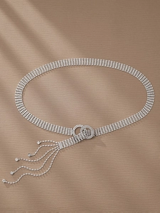 Détail de la chaîne de taille en cristal argenté avec quatre rangs de strass et glands