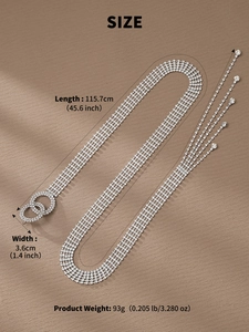 Détails de la ceinture en strass avec boucle double anneau et franges de glands élégantes