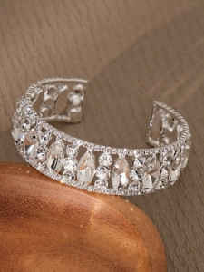 Macrodetail van de bruidsarmband met stras en marquise kristallen op houtoppervlak