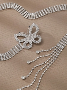 Détail de la ceinture chaîne en strass argenté avec papillon et pampilles scintillantes