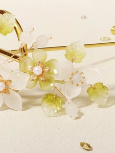 Detail of floral bridal hair comb with resin petals, pearls and gold wire craft