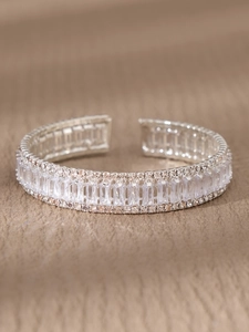 Macro-opname van zilveren manchetarmband met fonkelende baguette-geslepen strass