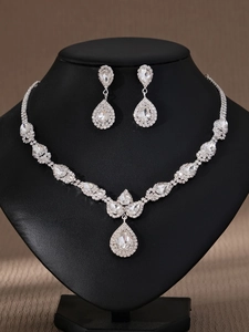 Detalle macro del conjunto de joyas nupciales con cristales en pera y plata