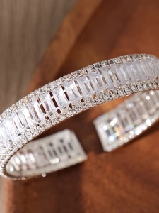 Detailopname van luxe zilveren armband met sprankelende baguette en ronde kristallen