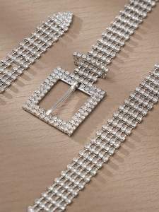 Vue macro d'une ceinture argentée luxueuse avec strass brillants et boucle carrée élégante