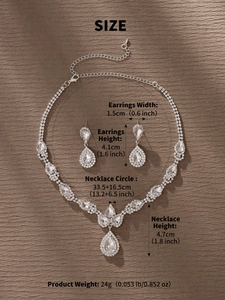 Detalle del conjunto de joyas de novia en plata con collar de cristal y pendientes