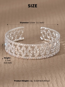 Detailopname van de zilverkleurige kristallen manchet met geometrische patronen