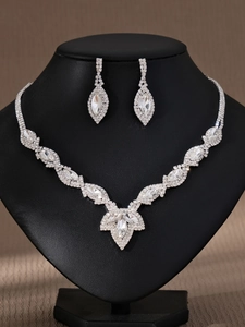 Detalle del conjunto de joyas de novia en plata con brillantes cristales marquesa