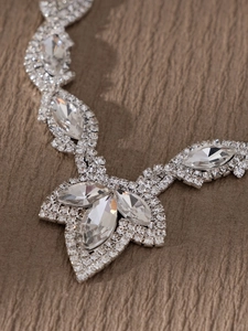Primer plano de collar nupcial de lujo con diamantes de imitación y acabado plata
