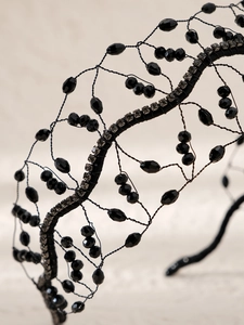 Vue macro détaillée d'un serre-tête baroque noir fait main avec perles et cristaux