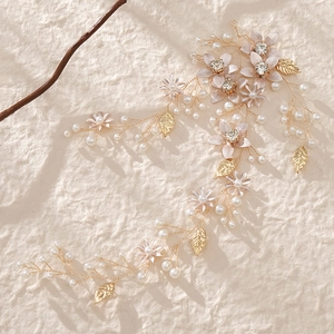Serre-tête de mariée doré élégant avec perles à la main, strass et fleurs délicates