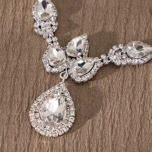 Elegante collar plateado con grandes cristales talla pera y detalles de diamantes