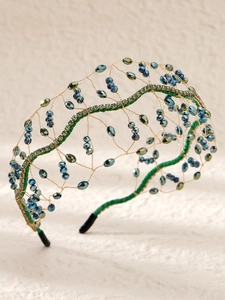 Détail d'un serre-tête baroque fait main avec résille verte et perles de cristal