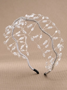 Vue détaillée du serre-tête artisanal en maille d'argent avec perles de cristal brillantes