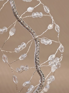 Vue détaillée du serre-tête baroque artisanal avec perles de cristal et strass brillants