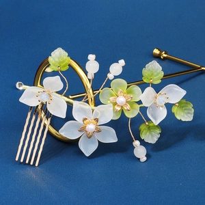 Traditional Chinese bridal hair comb with resin flowers, pearls and green leaves on gold frame