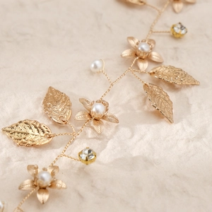 Serre-tête vintage doré avec feuilles, perles et strass faits main pour mariage chic