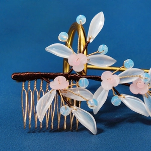 Traditional Chinese bridal hair comb with pink resin flowers and blue pearls on gold teeth