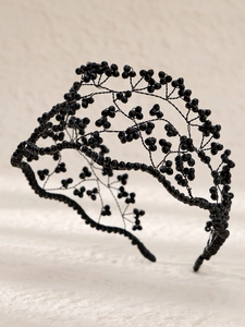 Gros plan du serre-tête baroque en perles noires fait main avec détails métalliques