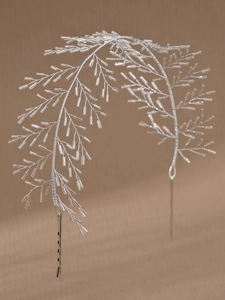 Détail de serre-tête de mariée argenté fait main avec perles de cristal et design de branche