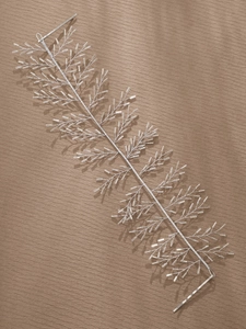 Détail d'un bandeau de mariée avec branches en cristal perlé et clips argentés