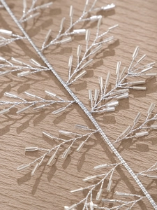 Vue macro d'une tiare de mariée argentée faite main avec des perles en verre transparent