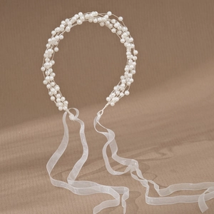 Serre-tête de mariée élégant en perles blanches avec rubans transparents délicats