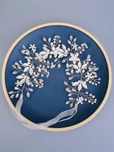 Détails de l'accessoire de mariée fait main avec perles blanches et feuilles de cristal