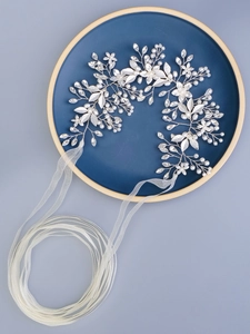 Détails du bandeau de mariée en feuilles d'argent avec fleurs en cristal et rubans